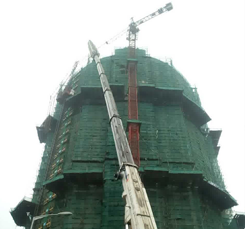 陆丰吊车在工地上作业